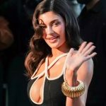 Kylie Jenner: Η κομψή και θηλυκή εμφάνιση στην επίδειξη της Schiaparelli στο Παρίσι